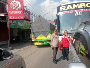 Respons Cepat Polsek Babat urai Kemacetan Panjang di Perbatasan Lamongan-Tuban Pasca Kecelakaan