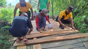 Semangat Kebersamaan: Kapolsek Sambeng Gotong Royong dengan Warga Bangun Jembatan Darurat, Akses Desa Terputus Kembali Tersambung
