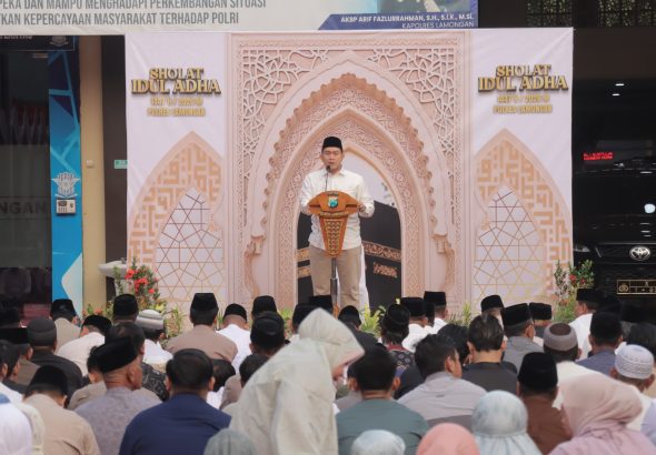 Dalam suasana penuh kekhidmatan dan kebersamaan, Kepolisian Resor (Polres) Lamongan menggelar kegiatan Sholat Idul Adha 1447 Hijriah/2026 Masehi