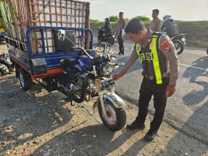 Truk Sampah Terguling di TPU Jotosanur Lamongan, Muatan Berserakan di Jalan – Gakkum dan Polsek Tikung Turun Tangan Usai Laporan 110