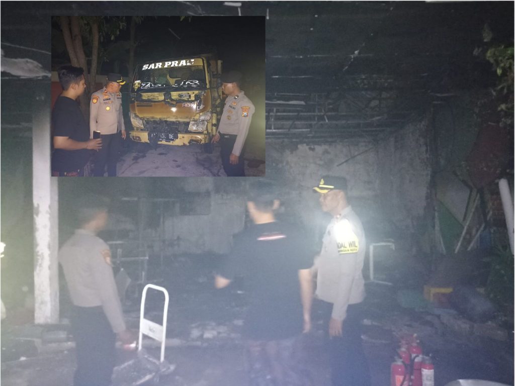 Kapolsek Lamongan Kota, Kompol Mukhamad Fadelan, S.H., M.M., bersama sejumlah anggota membantu padamkan api
