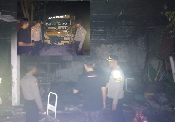 Kapolsek Lamongan Kota, Kompol Mukhamad Fadelan, S.H., M.M., bersama sejumlah anggota membantu padamkan api