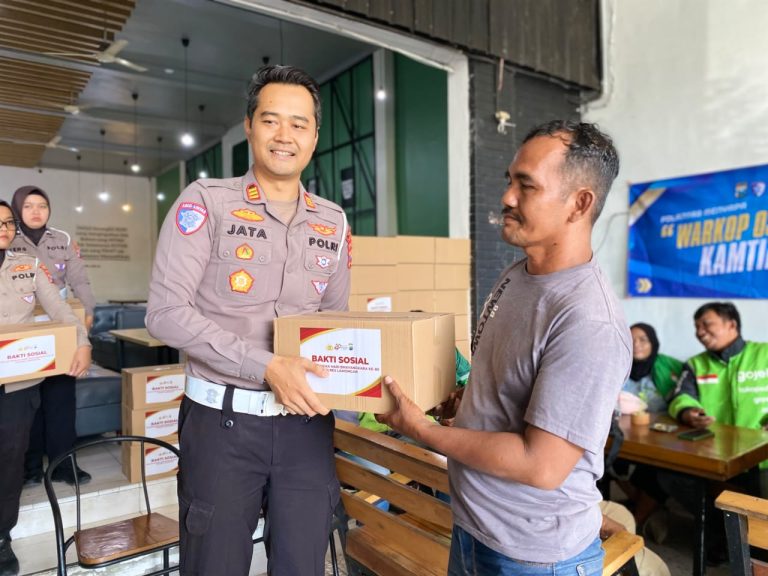 Satlantas Polres Lamongan Bagikan Sembako untuk Ojol dan Opang, Wujud Kepedulian di HUT Bhayangkara ke-80