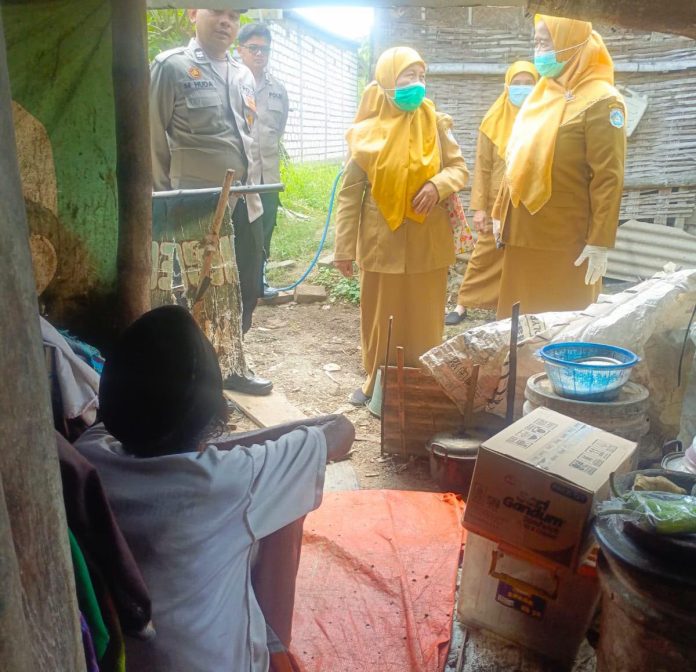 Peduli Kemanusiaan Bhabinkamtibmas dampingi Pemeriksaan Kesehatan Rutin Warga