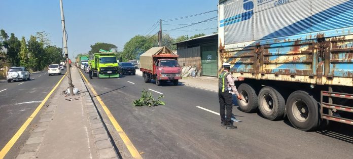 Respon Cepat Layanan Polisi 110, Polres Lamongan Tangani Kecelakaan Truk Trailer di Depan Puskesmas Turi