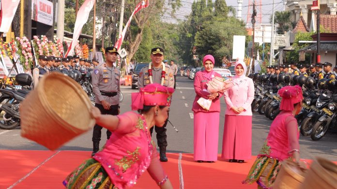 Kapolres Lamongan disambut dengan tarian tradisional dalam sebuah acara resmi
